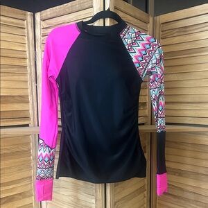 ❤️ 3/$15 Women's Black and Pink Geometric Long Sleeve Rash Guard